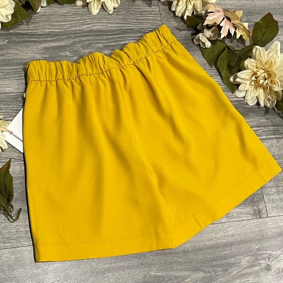 NWT woven flowy waist tie Noir Short 5.5" honeycomb yellow. Size 10 - Picture 6 of 10